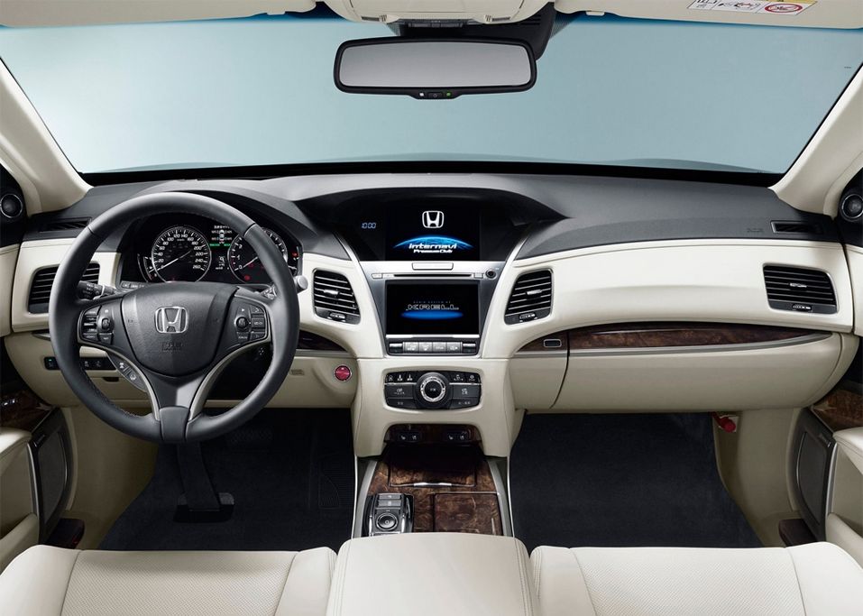 Интерьер Honda Legend Салон Honda Legend отделан кожей и деревом