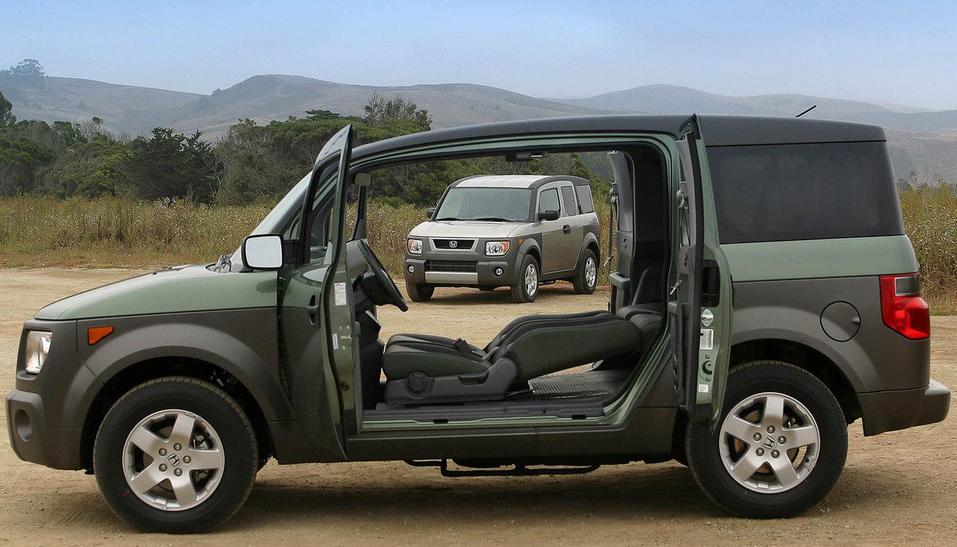 Распашные двери делают Honda Element удобным в любой ситуации