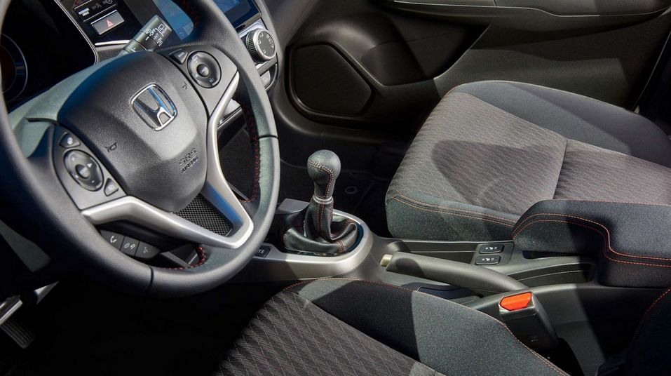 Интерьер Honda Jazz Сиденья удобны, с хорошей боковой поддержкой