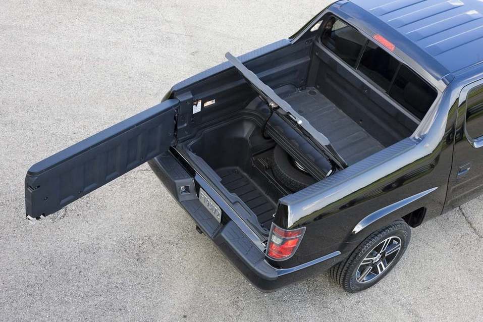 Кузов Honda Ridgeline В кузове пикапа есть срытый багажник