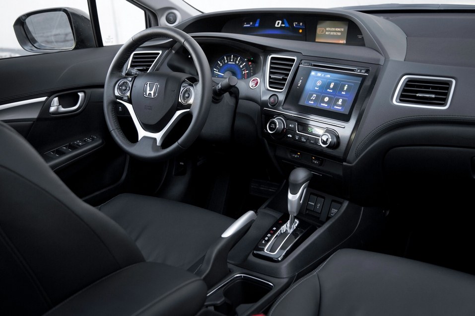 Водительское место Honda Civic 2014 Honda Civic всегда отличался качественным дизайном и эргономикой