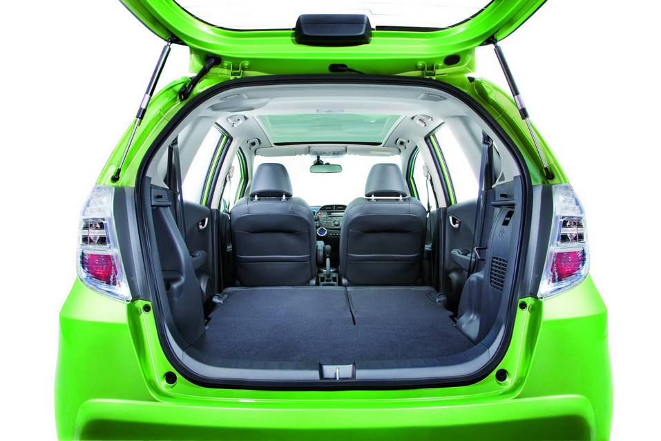Багажник Honda Jazz 2014 Багажное отделение Honda Jazz трансформируется в широких пределах