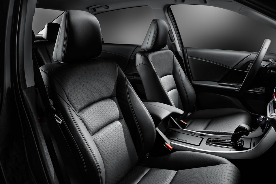 Салон Honda Accord 2015 Строгий салон удобен для водителя и пассажиров