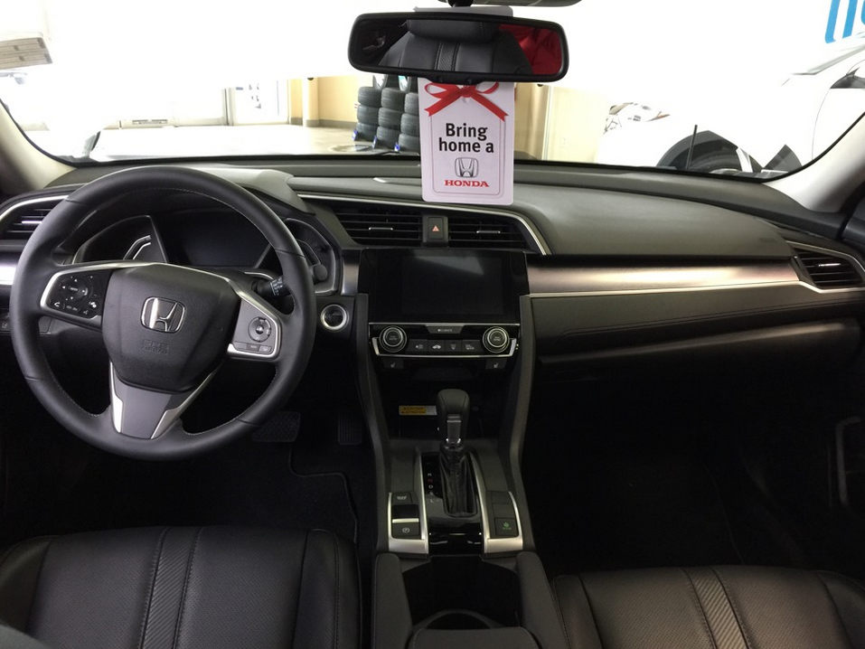 Салон седана Honda Civic 2017 Интерьер седана Honda Civic 2017