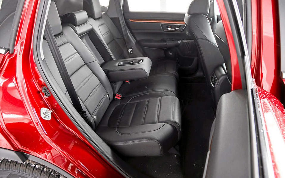 Задний ряд Honda CR-V 2017 Исключительный простор заднего ряда Honda CR-V 2017