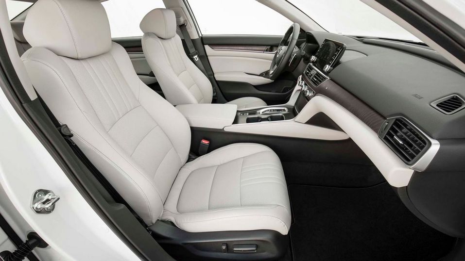 Салон Honda Accord Передняя часть салона Honda Accord
