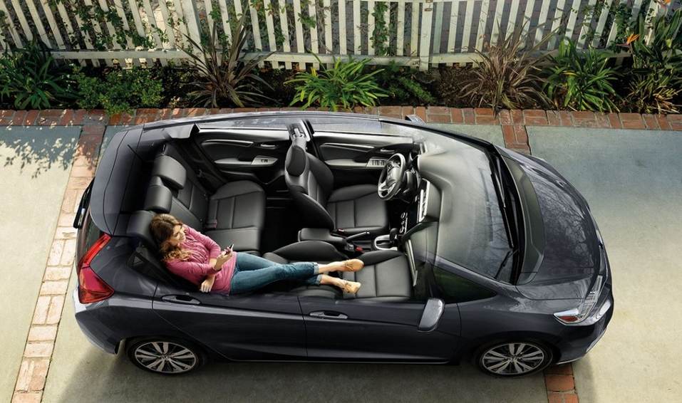 Салон Honda Jazz 2015 внутри Honda Jazz 2015 просторно и уютно