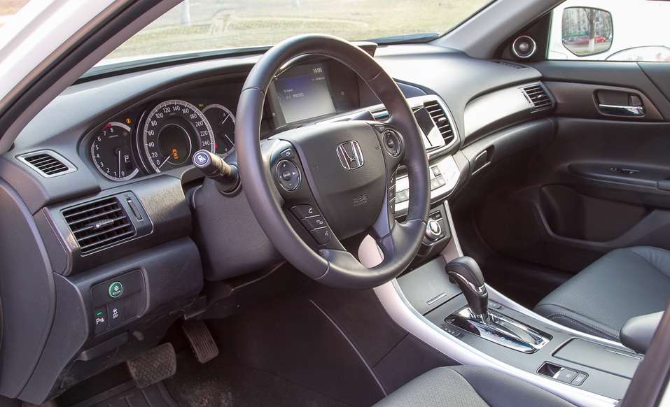 Салон Honda Accord Отдеока и оборудование Honda Accord достойны бизнес-класса
